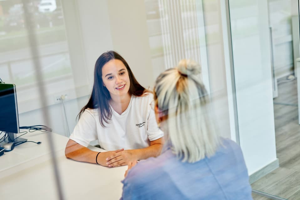 Collega's staan voor een gebouw